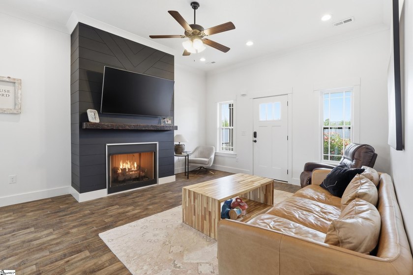 Beautifully kept 3-bed, 2-bath Craftsman in Greer's Orchard - photo 4