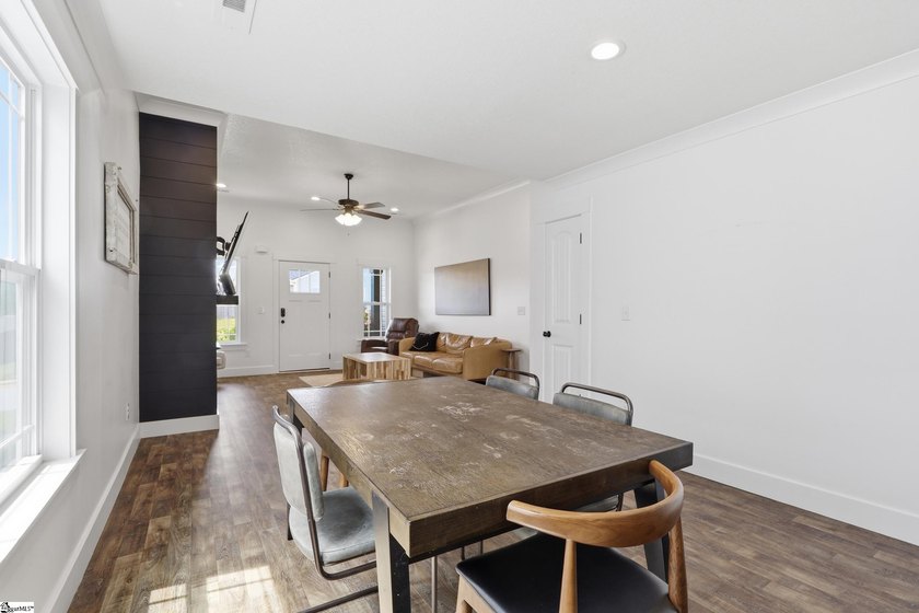 Beautifully kept 3-bed, 2-bath Craftsman in Greer's Orchard - photo 5