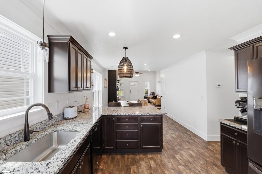 Beautifully kept 3-bed, 2-bath Craftsman in Greer's Orchard - photo 9