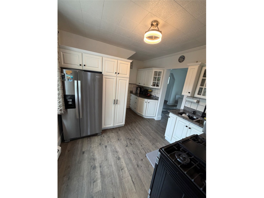 Welcome to 905 Powell Ave in the heart of Millcreek Township! - photo 9