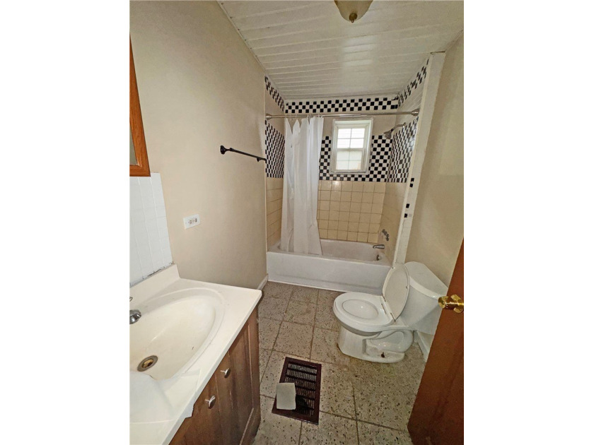 Excellent investment opportunity or owner occupant duplex in the - photo 7