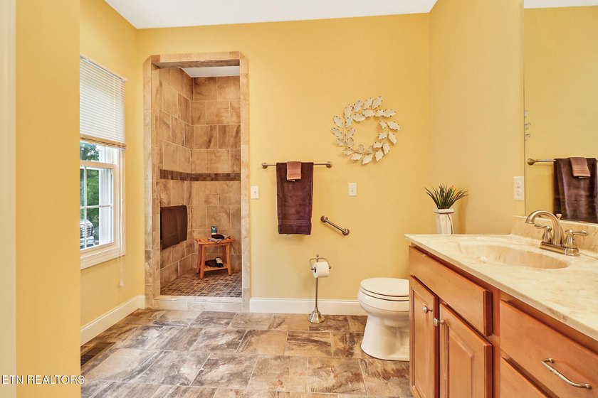 Lovely custom built 4 bedroom/3 bath home on a quiet Cul-de-sac - photo 31