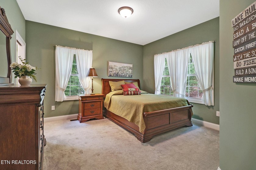 Lovely custom built 4 bedroom/3 bath home on a quiet Cul-de-sac - photo 33