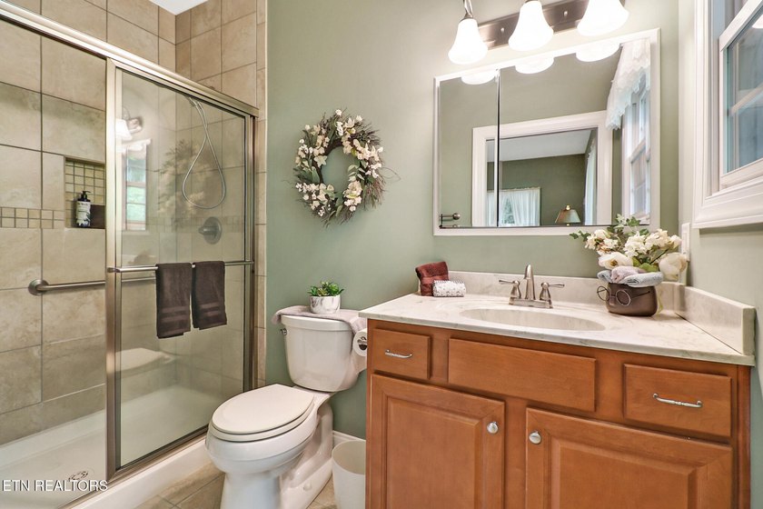 Lovely custom built 4 bedroom/3 bath home on a quiet Cul-de-sac - photo 35