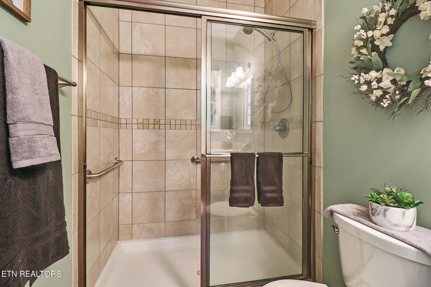 Lovely custom built 4 bedroom/3 bath home on a quiet Cul-de-sac - photo 36