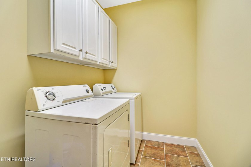 Lovely custom built 4 bedroom/3 bath home on a quiet Cul-de-sac - photo 42