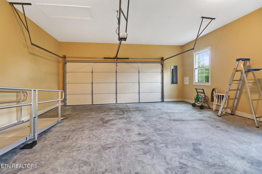 Lovely custom built 4 bedroom/3 bath home on a quiet Cul-de-sac - photo 44