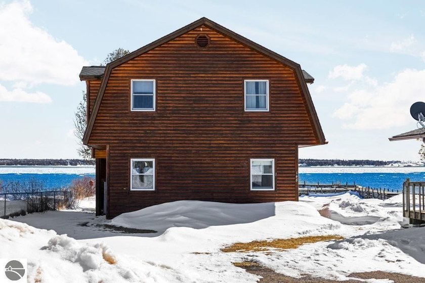 Welcome to your dream retreat, a stunning log-sided house - photo 3