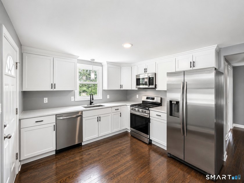 Move right into this beautifully renovated Cape-style home - photo 2