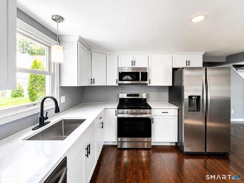 Move right into this beautifully renovated Cape-style home - photo 3