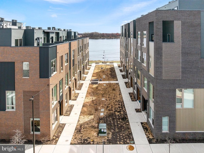 Move-In Ready Corner Townhome at North Bank priced to sell!! - - photo 38