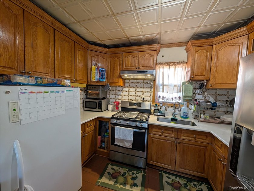 Welcome to this well maintained 5-bedroom, 2-bathroom home in - photo 8