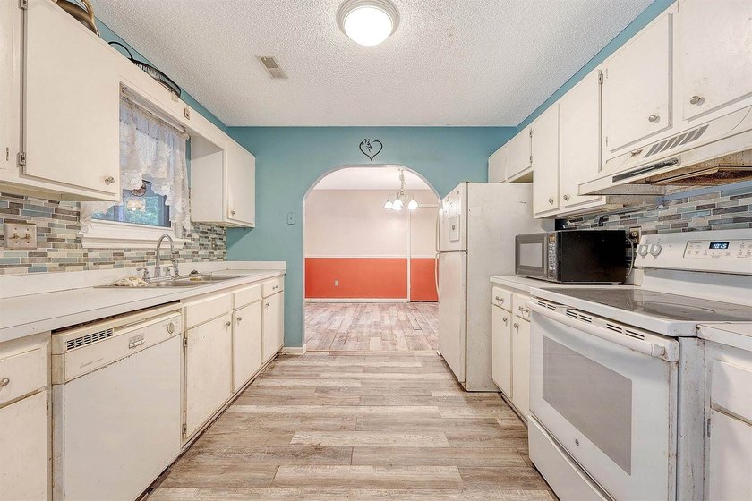 Welcome to this spacious 3+ bedroom, 2 bath home in the - photo 14