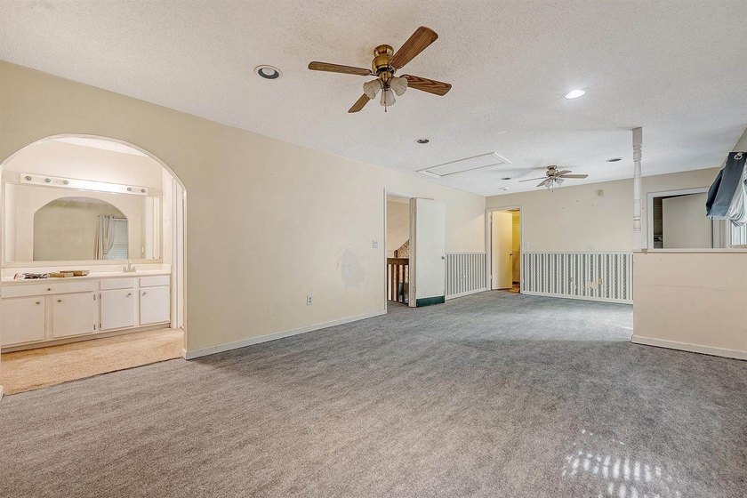 Welcome to this spacious 3+ bedroom, 2 bath home in the - photo 21