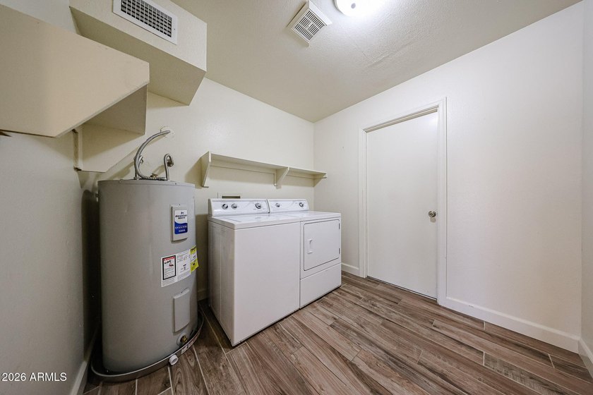 Beautifully updated Alameda Model with an Amazing Lake View. 3 - photo 15