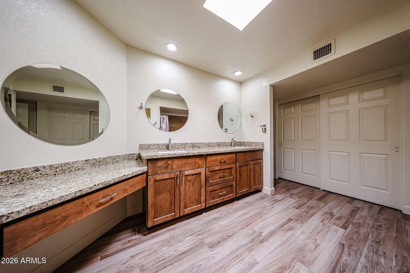 Beautifully updated Alameda Model with an Amazing Lake View. 3 - photo 23