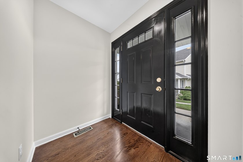 Move right into this beautifully updated end-unit townhouse in - photo 2