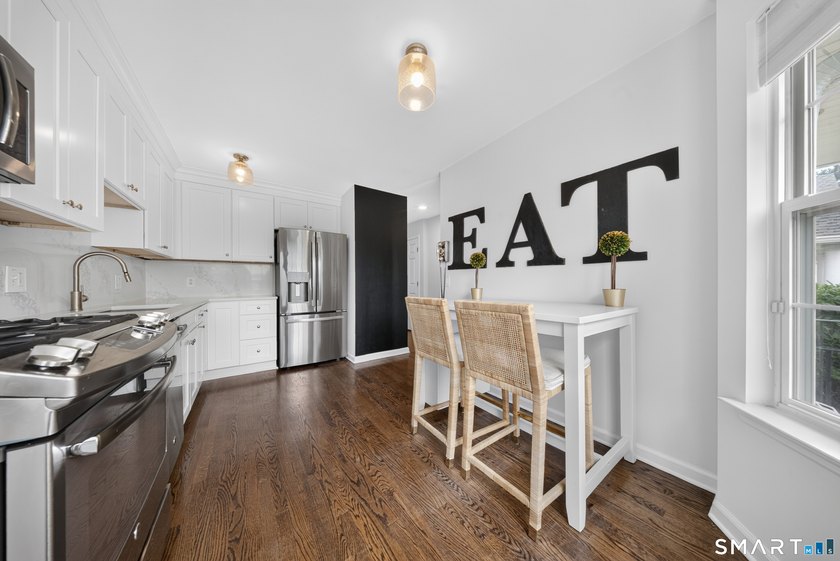 Move right into this beautifully updated end-unit townhouse in - photo 4
