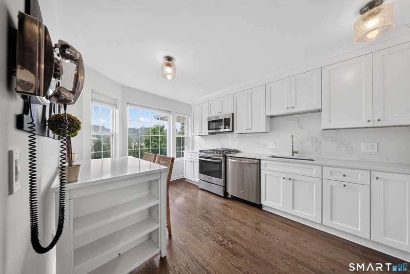 Move right into this beautifully updated end-unit townhouse in - photo 5