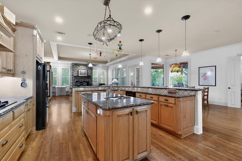 Welcome to this amazing custom home featuring a flexible floor - photo 4