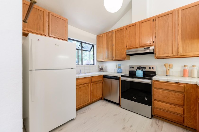 Enjoy the convenient lifestyle of the Hidden Oaks community - photo 21