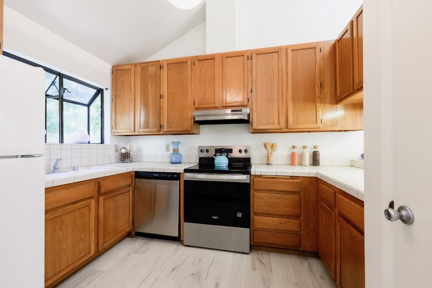 Enjoy the convenient lifestyle of the Hidden Oaks community - photo 22