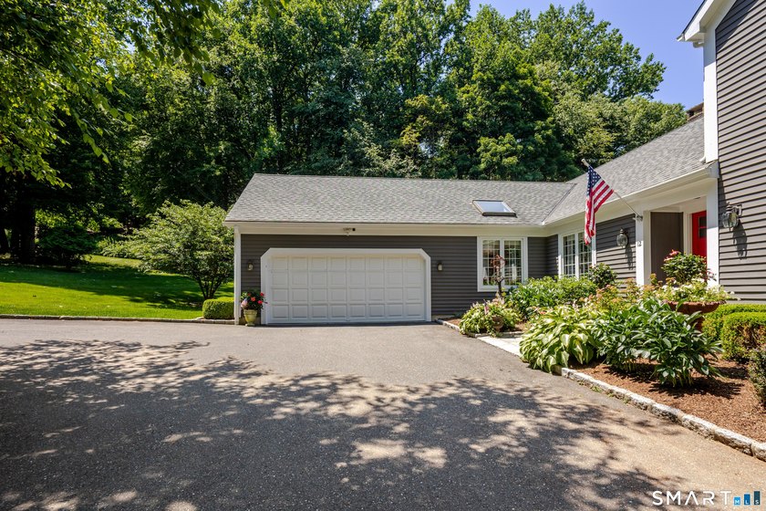 Welcome to this magnificent Custom Contemporary in a highly - photo 4