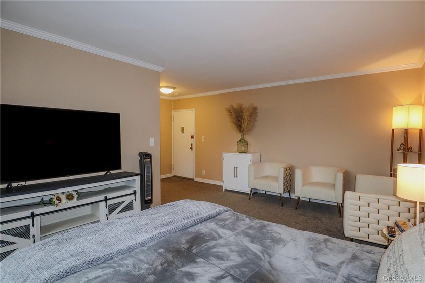 Tastefully designed, well-maintained, and impeccably clean, this - photo 3