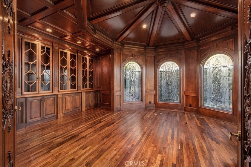 Located in the prestigious, gated, and patrolled community of - photo 4