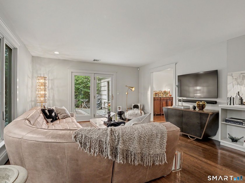 Spacious and beautifully updated ranch offering the perfect - photo 9