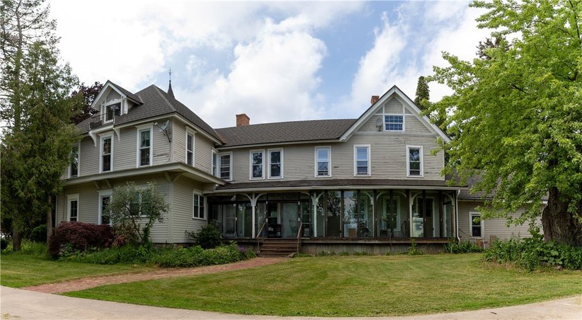 Dreams Do Come True Here! A large Victorian with a garage apt &amp; - photo 4