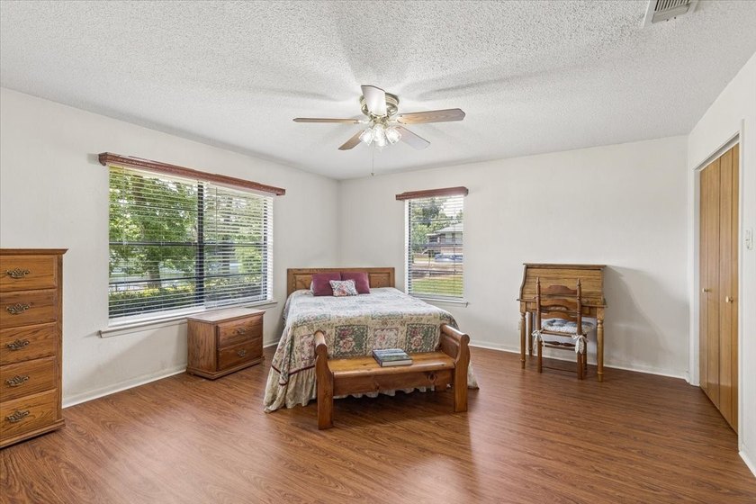 Charming Lakefront Home. Fish right out your back door or enjoy - photo 14