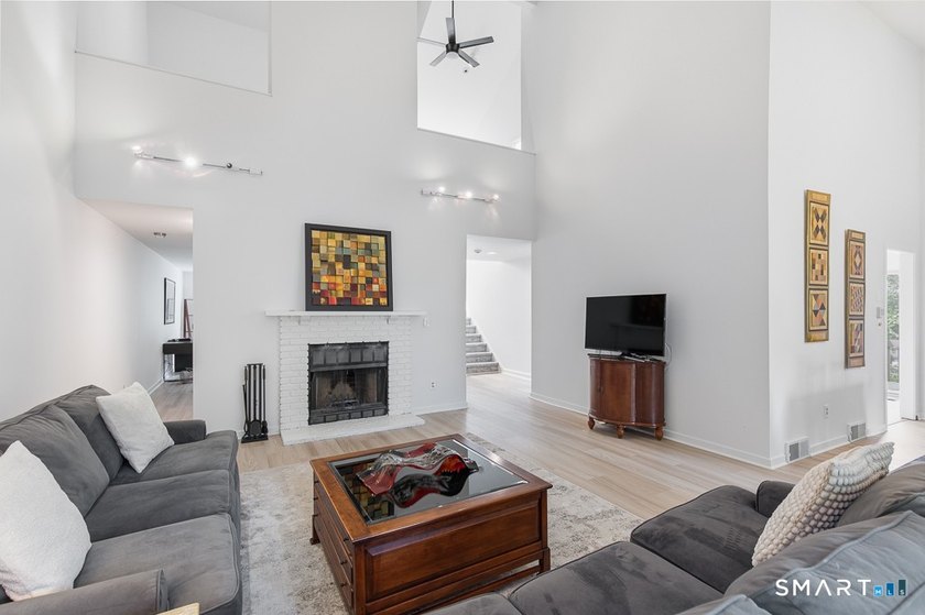Fully renovated end-unit Turnbury offering 3-4 bedrooms and 3.5 - photo 2