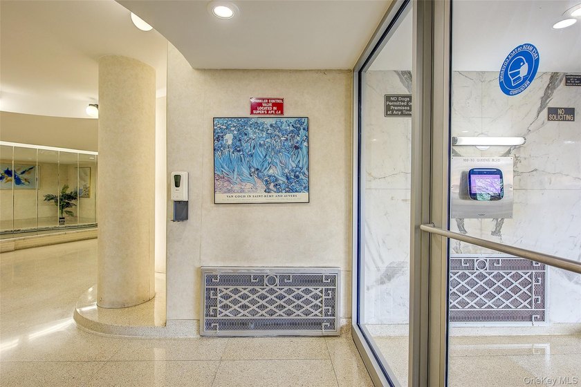 Sunny &amp; spacious, Alcove Studio / one bathroom apartment. The - photo 3