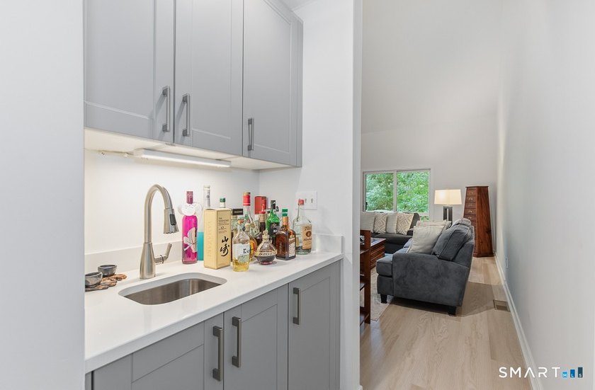 Fully renovated end-unit Turnbury offering 3-4 bedrooms and 3.5 - photo 7