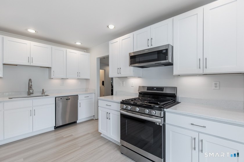Fully renovated end-unit Turnbury offering 3-4 bedrooms and 3.5 - photo 9