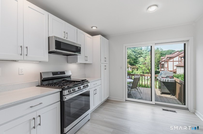 Fully renovated end-unit Turnbury offering 3-4 bedrooms and 3.5 - photo 10