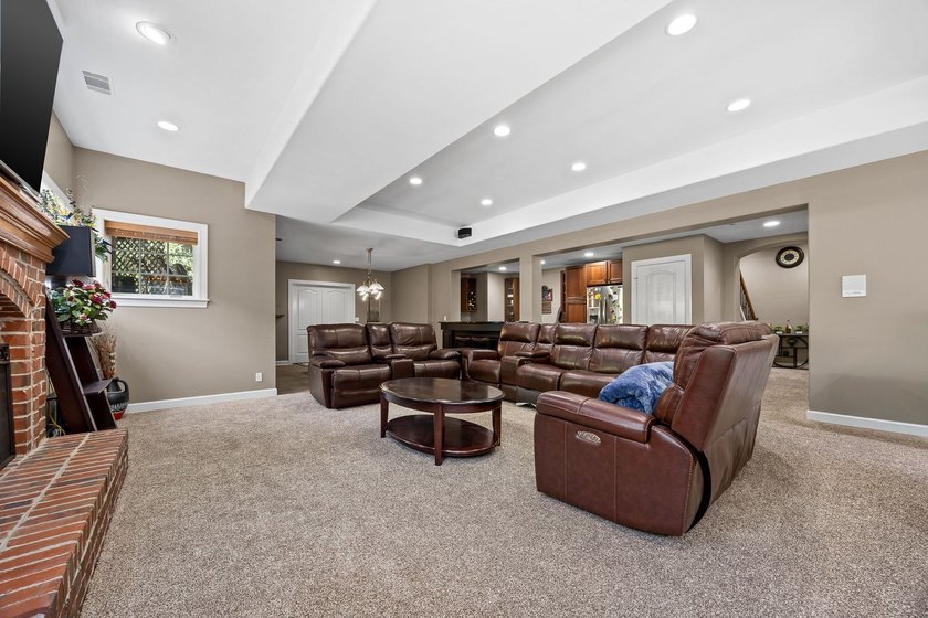 Welcome to this exceptional all-brick residence, ideally - photo 44