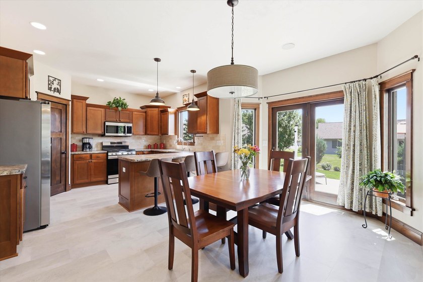Beautiful 2 story custom built home located in Sherwood area - photo 12