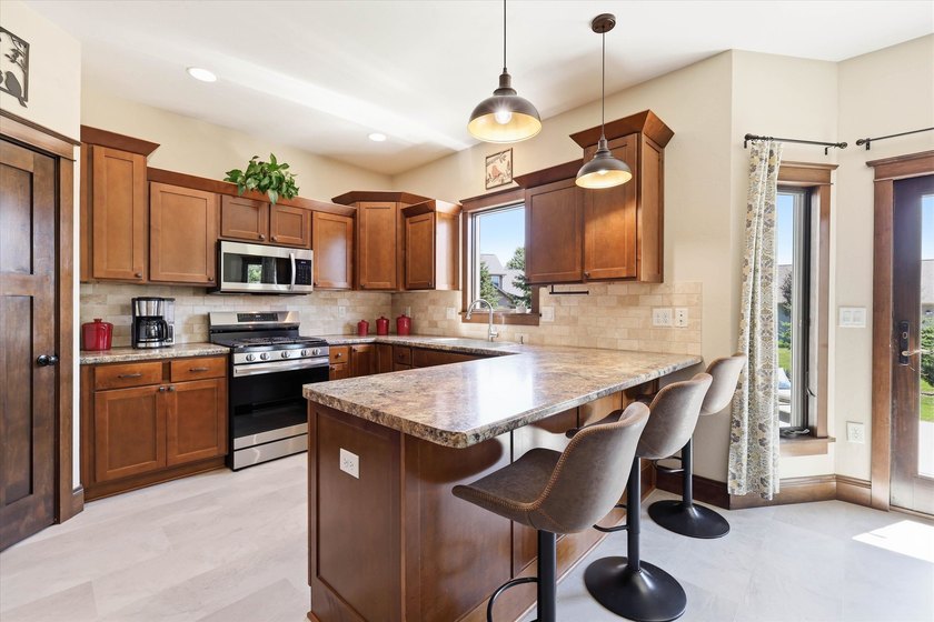 Beautiful 2 story custom built home located in Sherwood area - photo 13