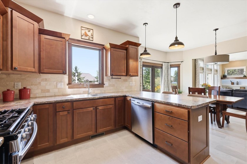 Beautiful 2 story custom built home located in Sherwood area - photo 14
