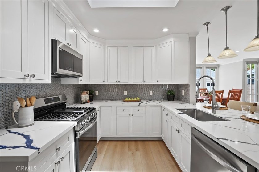 Welcome to this beautifully maintained 3-bedroom, 2-bathroom - photo 15