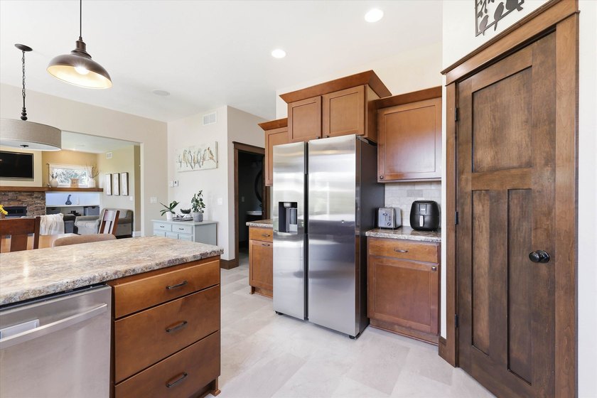 Beautiful 2 story custom built home located in Sherwood area - photo 15