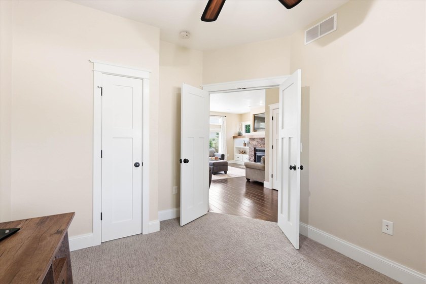 Beautiful 2 story custom built home located in Sherwood area - photo 19