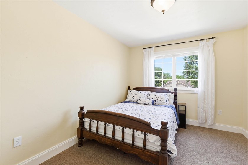 Beautiful 2 story custom built home located in Sherwood area - photo 26