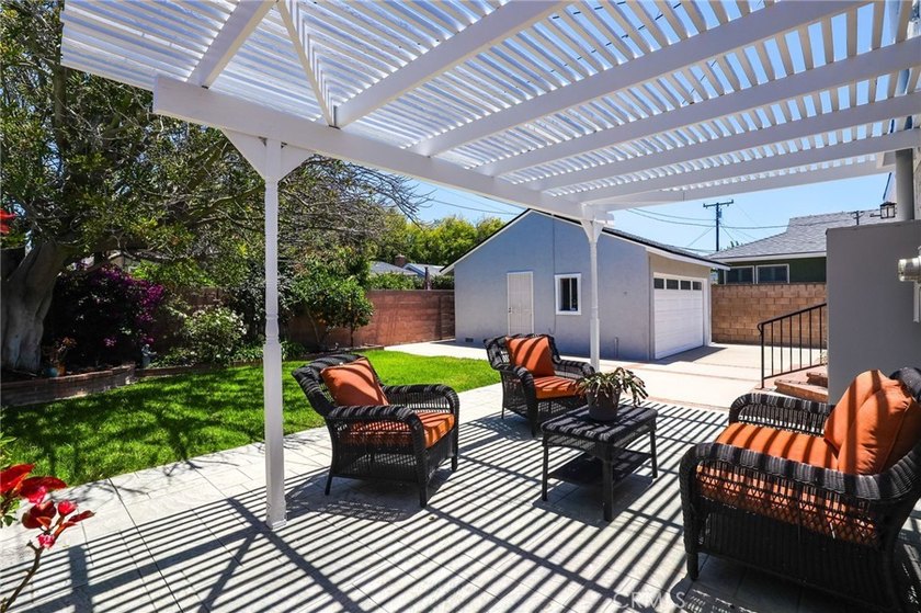 Welcome to this beautifully maintained 3-bedroom, 2-bathroom - photo 28