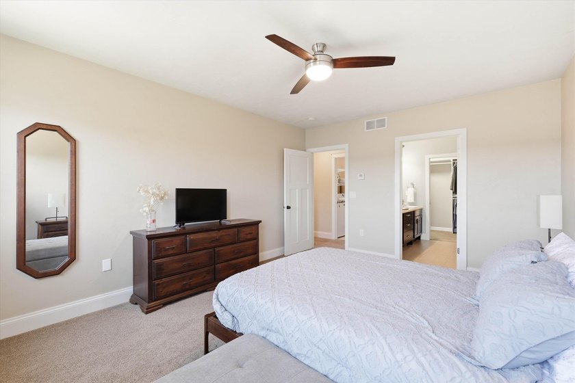Beautiful 2 story custom built home located in Sherwood area - photo 28