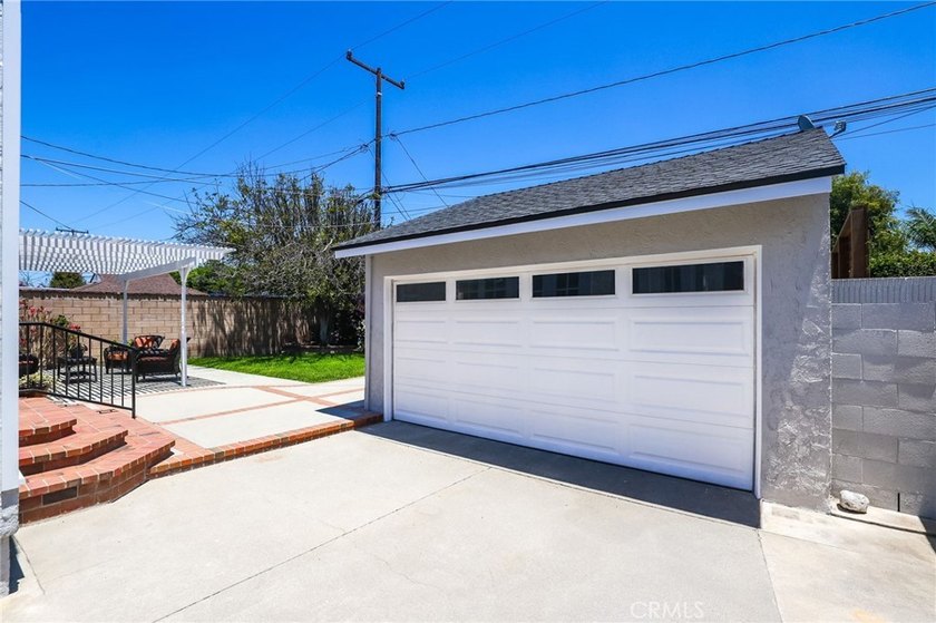 Welcome to this beautifully maintained 3-bedroom, 2-bathroom - photo 31