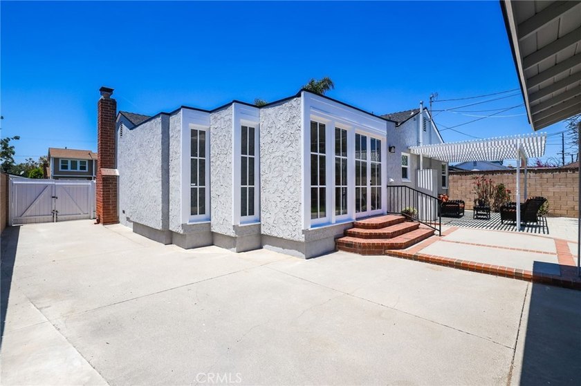 Welcome to this beautifully maintained 3-bedroom, 2-bathroom - photo 32