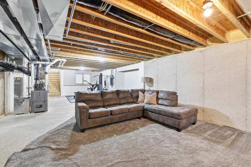 Beautiful 2 story custom built home located in Sherwood area - photo 34